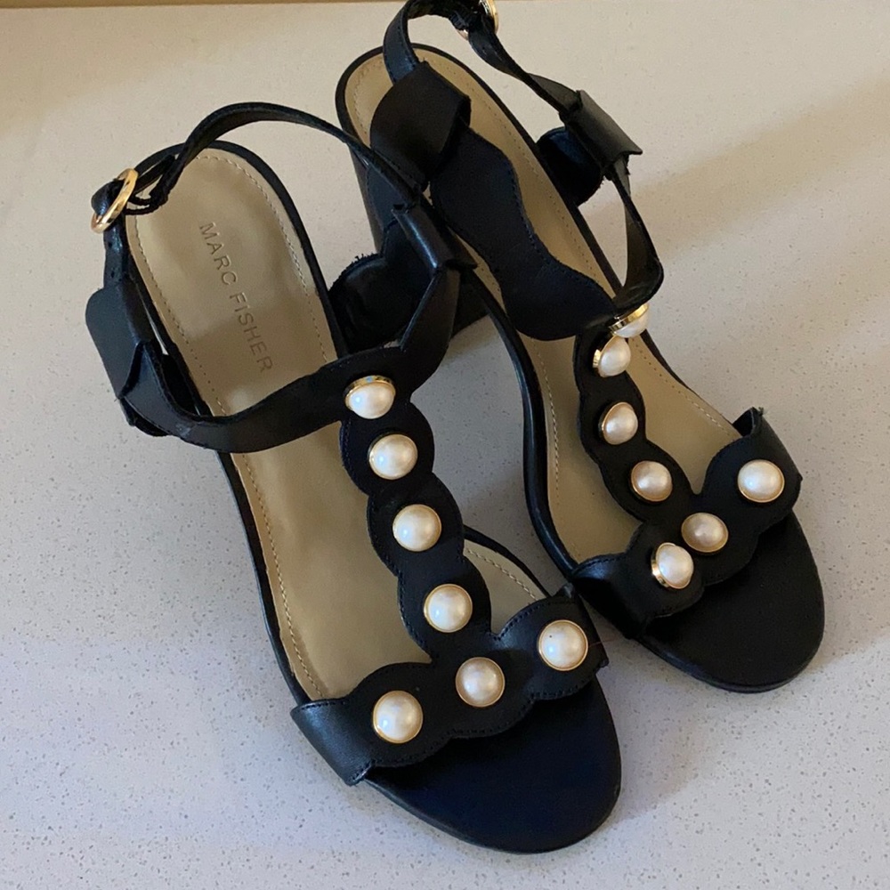 🔴 Black and Pearl styled Sandals